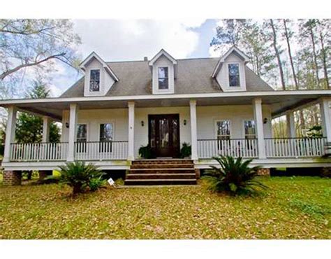 Here are a few other characteristics you'll commonly find with this style house: Beautiful Acadian Home | Acadian homes, Acadian style ...