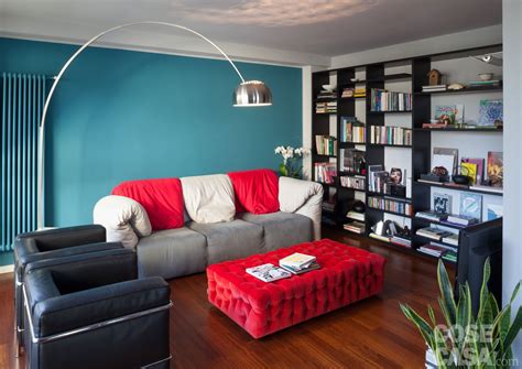 Niente blu, ma rosso, verde, giallo, arancione, turchese. Una casa che punta sui contrasti e sul design - Cose di Casa
