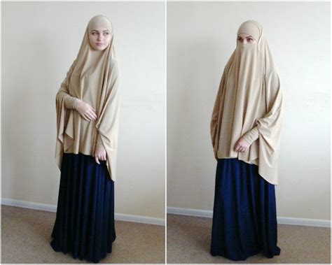 Kok mama kayak orang bngung? lagipula hal tersebut dilakukan sambil menunggu aktivitas mamanya di kamar mandi selesai. Khimar adalah salah satu penutup tubuh yang syar'i ...