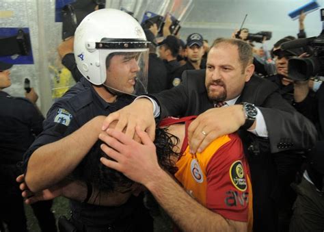Football Turquie Galatasaray Champion Un Mort Par Balle Perdue 36