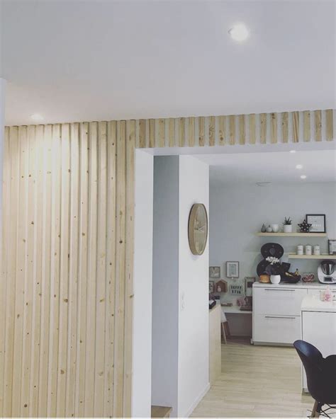 réalisation décoration d un mur blanc avec des tasseaux de bois simple et efficace habille
