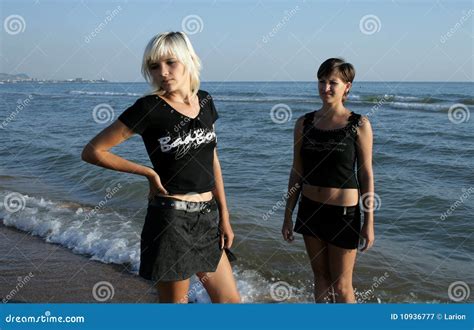 Duas Meninas Na Praia Imagem De Stock Imagem De Corpo 10936777