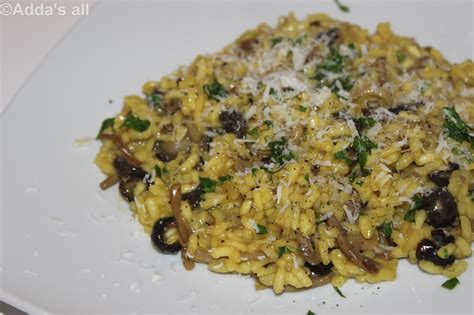Unite i funghi e continuate la cottura del risotto aggiungendo, a mestoli via via che si consuma, il brodo bollente. Adda's All : Risotto ai funghi chiodini