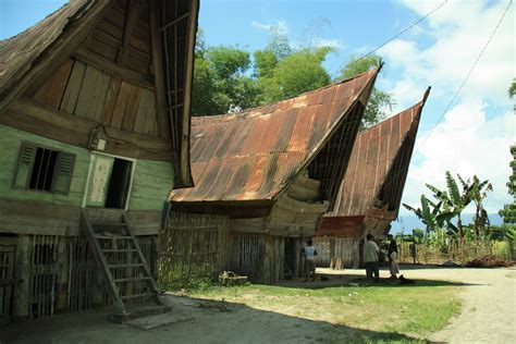 Falasafah adat batak toba dikenal dengan dalihan na tolu yang terdiri dari: @yoiyoa: Rumah Adat Batak (ini sisa dari blog kebutuhan ...