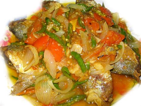 Cara membuat pepes ikan terbilang tidak sulit. Ikan Kembung Bumbu Iris