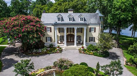 Reba Mcentires 79 Million Colonial Style Nashville Ranch Is On The Market Architectural Digest