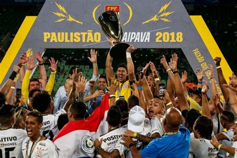 Corinthians se apresenta para temporada 2021. Corinthians levanta a taça de campeão paulista no estádio ...
