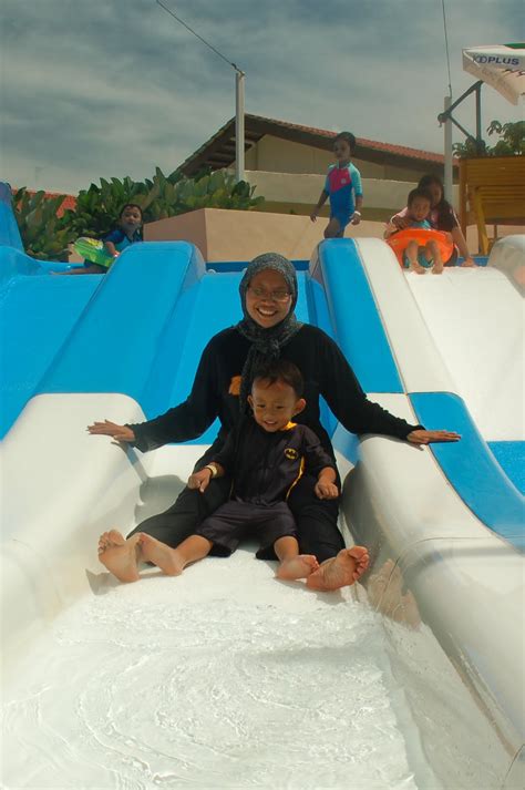 They are the 6 lane racer (longest in malaysia), the crystal slide, the galaxy slide, the canopy slide and the family raft ride. .: Bukit Gambang Water Park