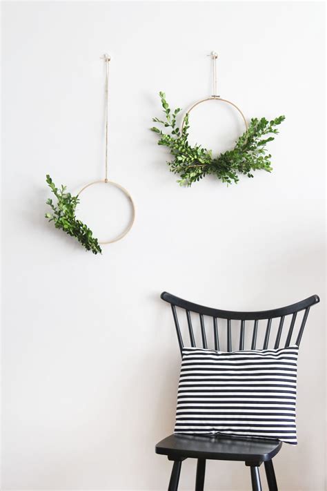 The modern dahlia wreath #37. Modern Wreath Ideas: Half Wreath | Apartment Therapy