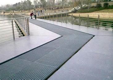 Steel bar grating, also known as welded steel bar grate is extremely strong and durable for all load bearing applications and is primarily used for pedestrian and light vehicle traffic. Platform Walking Grating for Easy Passing and Operating