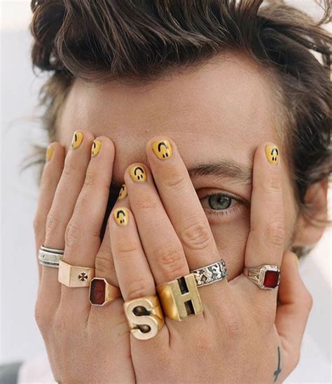Male Celebrities Who Proudly Flaunted Their Painted Nails 아크릴 네일 스마일리 네일 아이디어 화려한 네일 메이크업 제품