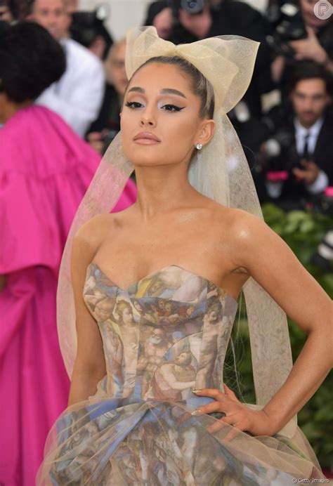 Ariana Grande usou look assinado por Vera Wang no Met Gala 2018