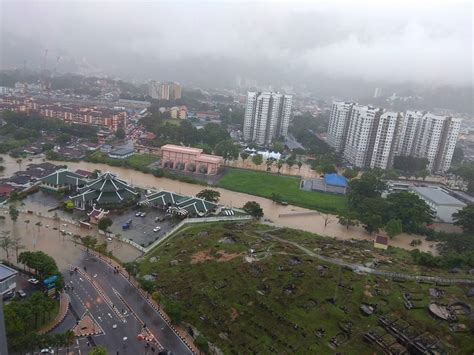 On average, there are approximately 20 flash floods each year. 100 Areas In Penang Hit By Flash Floods, 19 Families ...