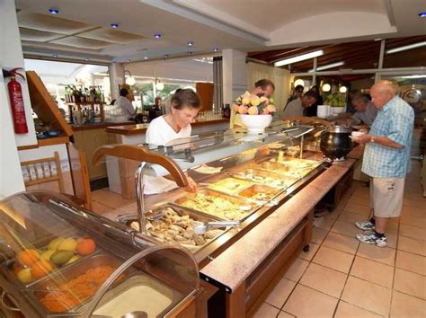 A tan solo 100 metros de la playa y rodeados por todo tipo de servicios (restaurantes, supermercados, tiendas, locales de ocio y alquiler de vehículos, cajeros, etc.). Aparthotel Apartamentos Ses Eufabietes, Es Pujols - Formentera (Formentera) - Atrapalo.com