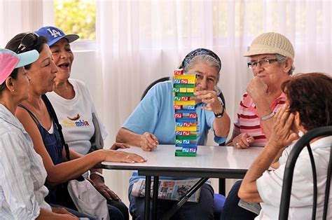 Mientras que muchas personas mayores disfrutan de los juegos tradicionales como el bingo o el bridge, otros se divierten jugando juegos de mesa. Actividades culturales, recreativas y pedagógicas hicieron ...