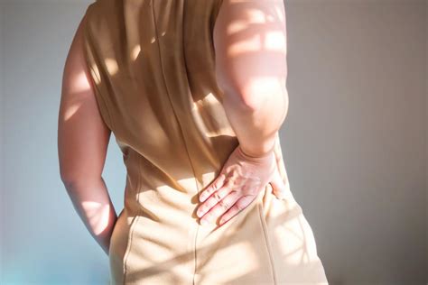 Pain felt in the abdominal organs (bowels, stomach, etc.) is often referred (transmitted) to the back, resulting in a dull, achy pain in the center of the the back. 6 causes of left and right flank pain
