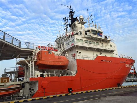 Mv swift rescue is a submarine support and rescue vessel (ssrv) that is operated by the singapore navy. Susan's Blog: SAF50 - Boarding onto The Republic of ...