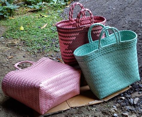 Anyaman bambu memang tidak ada habisnya untuk dibuat sebagai kerajinan tangan yang mempunyai nilai guna kemudian siapkan sumbu anyaman berupa satu helai potongan bambu yang panjang. Tas Kerajinan Anyaman Plastik Dari Magelang ~ The ...
