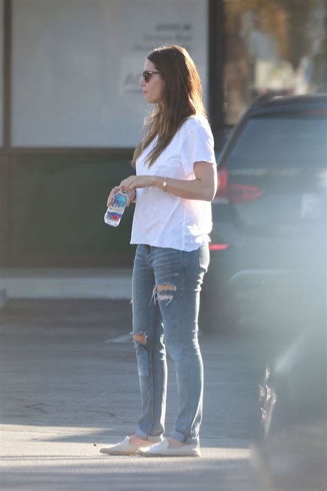 Jessica Biel In Ripped Jeans 01 Gotceleb