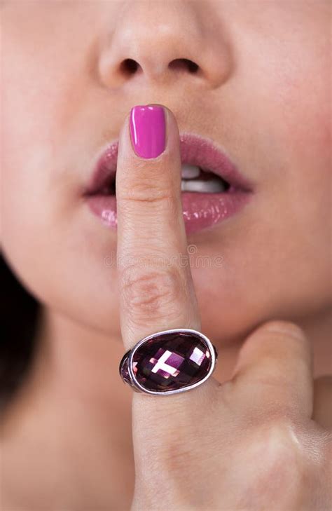 Donna Con Il Dito Sulle Labbra Immagine Stock Immagine Di Diamante Estetica 30236121