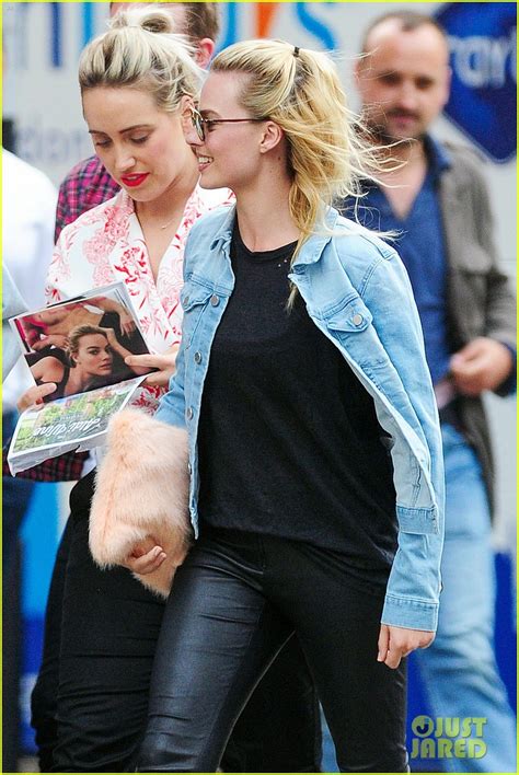 Full Sized Photo Of Margot Robbie Hangs With Amber Heard After Divorce