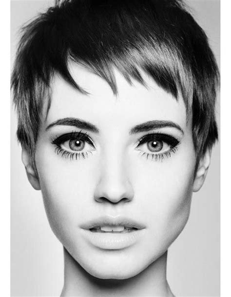 Matière électrique, bun revisité, wet hair, grunge travaillé… tour d'horizon des effets de style aperçus sur les catwalks, qui devraient sévir l'hiver prochain. Modèle coiffure courte hiver 2015 - Les plus belles coupes ...