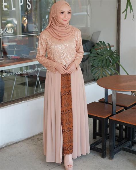 Ide Padu Padan Kebaya Brokat Hijab Warna Nude Dan Rok Batik Untuk