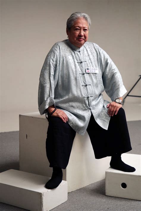 占元 為師，並與 七小福 的成員 元華 及 洪金寶 及 成龍 等人一同受訓，習 詠春拳 。 2 其首部電影片酬為日薪60元. 洪金寶老婆55歲好美!人稱「最美港姐」五官超深邃 「一生未孕」卻為老公養4子被寵25年-haoyunmyt.com - 好運加油贊