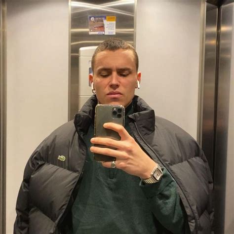 Presenta su nuevo single, 'mufasa', 'nieve', que se publica el 12. The down jacket black Lacoste worn by Arón Piper on his ...