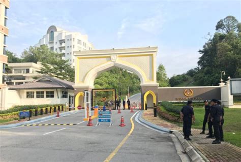 Majlis angkat sumpah di istana negara bermula lewat pada tanggal 10 mei 2018. Angkat sumpah PM ditunda - Berita Steady