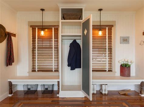Here are 12 chic storage benches that provide the extra seating and storage that your front door area. 45+ Superb Mudroom & Entryway Design Ideas with Benches ...