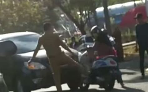 Viral Pria Berpakaian Asn Di Sinjai Tendang Motor Mak Mak Di Jalan