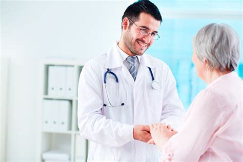Tienes que atender a un paciente con molestias en el pie. El papel del médico de familia en tu salud - Noticias