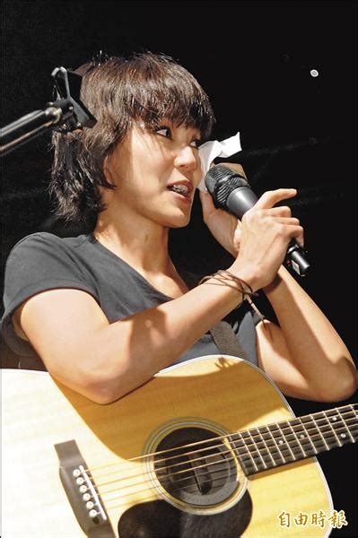 女友 父母愛相隨 何韻詩「老淚」縱橫 - 自由娛樂