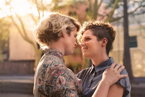 Liebevolle Lesbische Paare Die Einen Romantischen Moment In Der Stadt Teilen Stockfoto Bild
