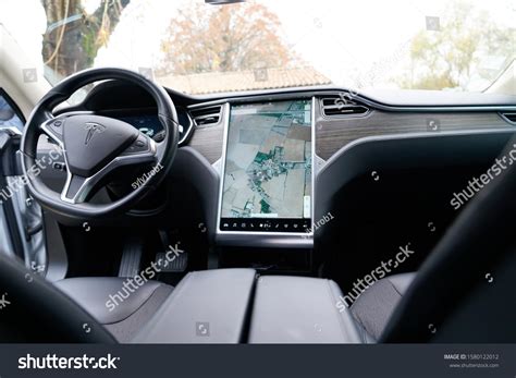 Tesla Model S Interior Oltre 537 Foto Stock Acquisibili In Licenza