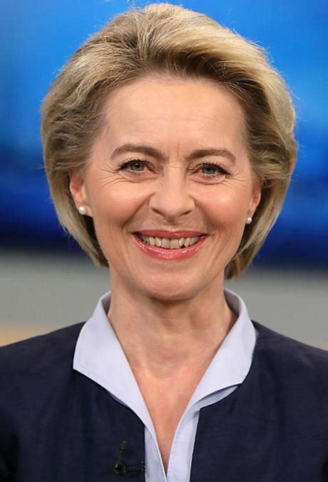 Von der leyen was german defense minister from 2013 to 2019, during which she presided over a major increase in the german defense budget, as the military former defense minister ursula von der leyen signed a deal to develop a future combat air system in june — which is scheduled to. Alle Infos & News zu Ursula von der Leyen | VIP.de