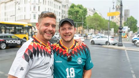 • • den fallschirm fest mit den händen spannen. EM Spiel Deutschland Portugal - B.Z. Berlin