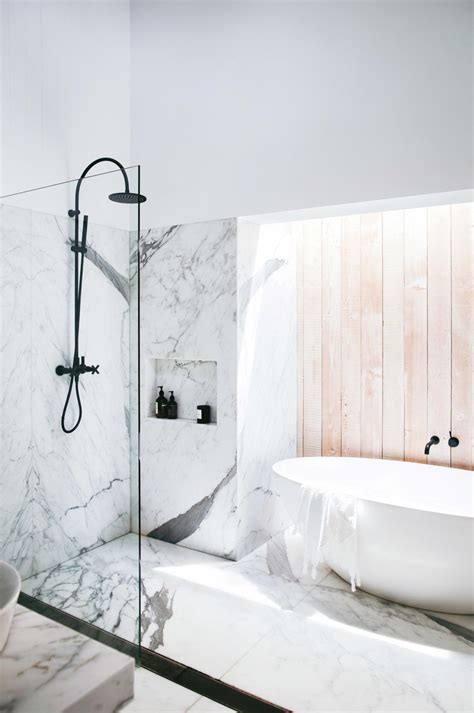 Maak jouw keuze uit ons assortiment marmer badkamer wandpanelen. Luxe badkamer met wit marmer en zwart hout - Badkamers ...