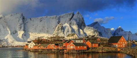 レーヌ漁村ロフォーテン諸島ノルウェー プレミアム写真