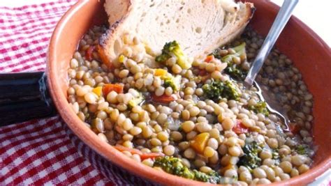 Pesce (molluschi, acciughe, ostriche, gamberi, calamari), legumi, latte, erbe aromatiche, formaggi, radicchio; Le proteine vegetali in quali alimenti si trovano e come ...