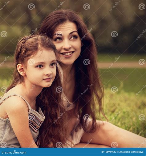 Hermosa Y Emocionada Madre Sentada Con Su Linda Y Seria Hija Sobre El