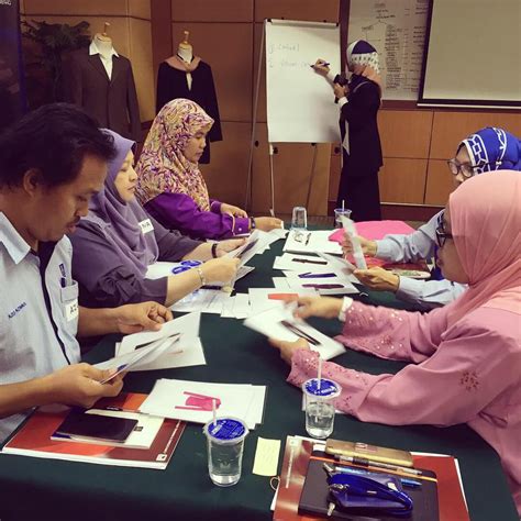 Penampilan mewakili image tempat kerja. Kursus Penampilan Profesional SIRIM - Professional, contoh ...