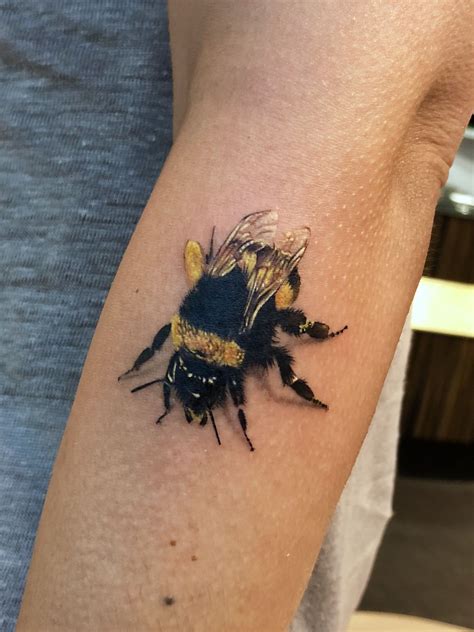 Realistic Bumble Bee By Arnaldo Radeke Bumble Bee Tattoo Insect