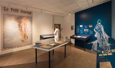 La mémoire du réunionnais, pionnier de l'aviation, est honorée par la fft tout au long. Roland Garros, aviateur réunionnais - kamboo | design ...