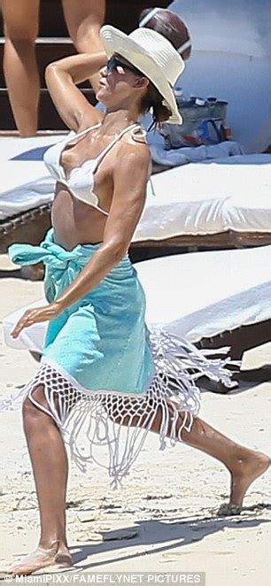 Jessica Alba Sizzles On Mexican Getaway As Her Honest Company Is