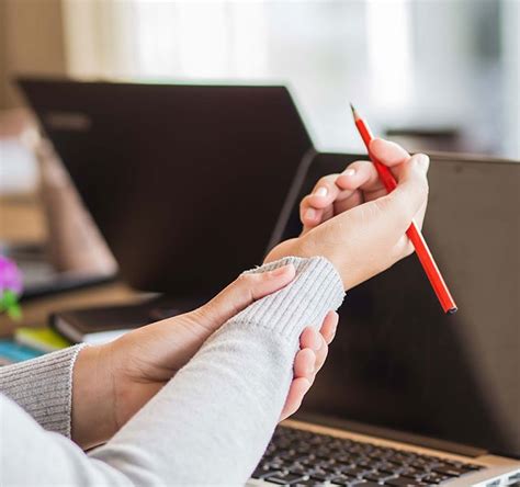 What are the differences between carpal tunnel syndrome and tendonitis. Carpal Tunnel Vs. Tendonitis: Identifying the Symptoms ...