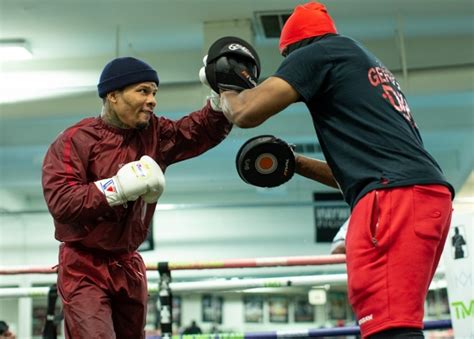 Davis hits santa cruz with a low blow, drawing a warning and delay. Photos: Gervonta Davis Putting in Work For Santa Cruz Clash - Boxing News