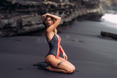 Seksowny Model Z Du Ymi Piersiami W Swimsuit Czerwonych Pozach Na