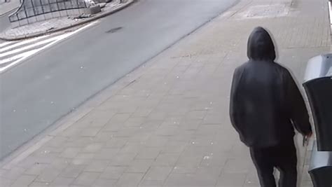Vidéo Un Homme Agresse Une Femme Voilée En Pleine Rue Linfore